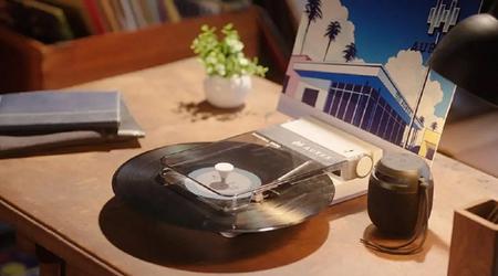 Toshiba heeft de Aurex AX-RP10 draagbare platenspeler onthuld waarmee je overal muziek kunt luisteren