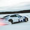 Porsche Taycan GTS op ijs.