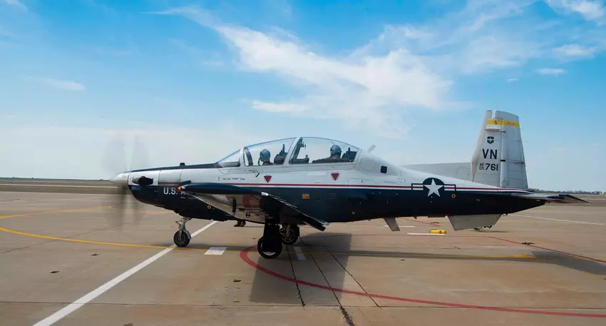 De Amerikaanse luchtmacht gaat 99 T-6 Texan II's inspecteren nadat een zware storm minstens 12 trainingsvliegtuigen heeft beschadigd in Oklahoma.