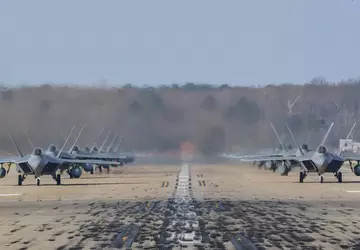 De Amerikaanse luchtmacht begint met het ...