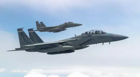 De eerste vier batches van gemoderniseerde F-15EX Eagle II gevechtsvliegtuigen hebben geen externe brandstoftanks, maar kunnen wel meer raketten dragen.