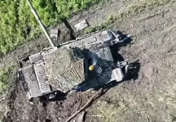 Oekraïense drone verbrandt Russische geüpgrade T-72B ...