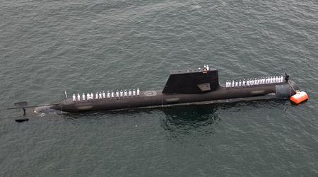 Een van de oudste dieselelektrische onderzeeërs van Australië, HMAS Farncomb van de Collins-klasse, vloog in brand in Australië.