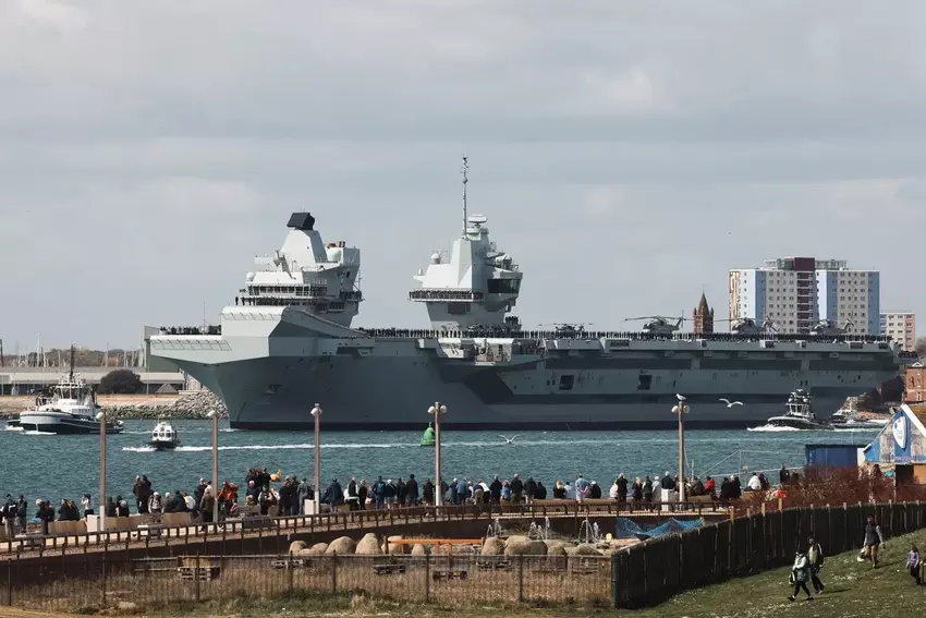 Het vliegdekschip HMS Prince of Wales (R09) verlaat Portsmouth
