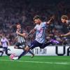 Een speler dribbelt met de bal in de UFL