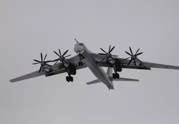 Massale aanvallen op vliegvelden en militaire ...