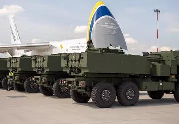 Oekraïense AN-124 vliegtuigen leveren eerste HIMARS ...