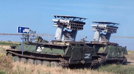 Oekraïense FPV-drones raken een ongebruikelijke Russische MT-LB pantserwagen met een A-22 Ogon scheepslanceerder
