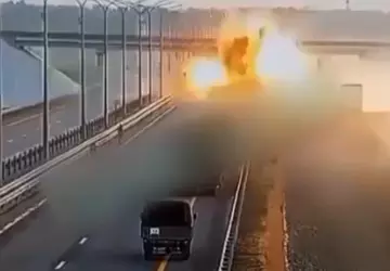 Russische aanvalshelikopters vielen een snelweg aan ...