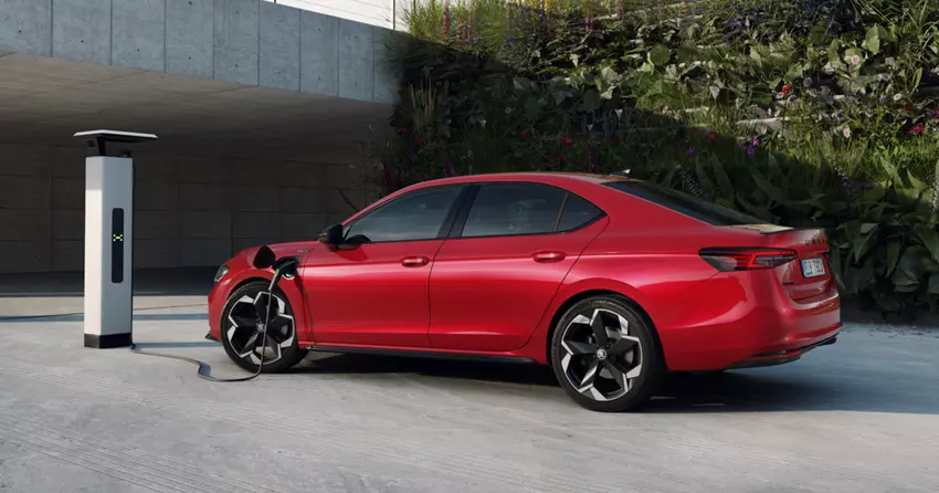 Skoda heeft de plug-in hybride Superb Hatch iV onthuld: 120 km bereik op elektriciteit