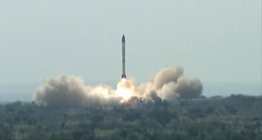 Pakistan heeft met succes de Ababeel ballistische raket getest met een lanceerbereik van 2.200 km, die tot acht kernkoppen kan dragen met een totaal gewicht van 1,5 ton.