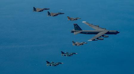 De VS, de Republiek Korea en Japan voerden de allereerste trilaterale luchtoefening uit waarbij de B-52H Stratofortress, F-16 Fighting Falcon, F-15K Eagle en F-2's betrokken waren.