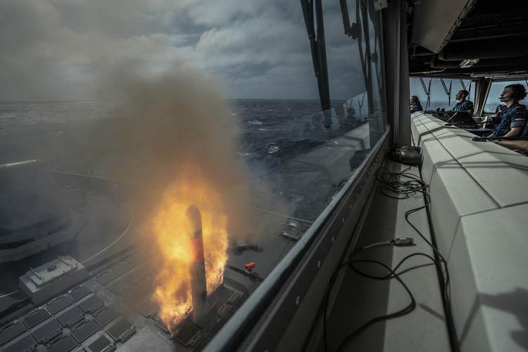 Nederlands marinefregat lanceert voor het eerst ...