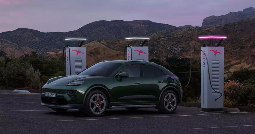 Porsche Macan 4S (2024) bij het laadstation