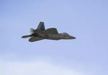 VS stuurt groep F-22 Raptor gevechtsvliegtuigen ...