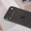 Een miniatuurmodel van de iPhone 17 Air