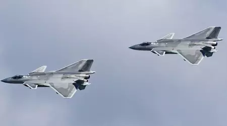 China verbetert zijn J-20 Mighty Dragon gevechtsvliegtuig van de vijfde generatie om de Amerikaanse F-22 Raptor te overtreffen.