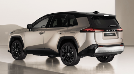 Nieuwe Toyota RAV4 waarschuwt voor gevaren op kruispunten en voertuigen die snel van achteren naderen op de snelweg