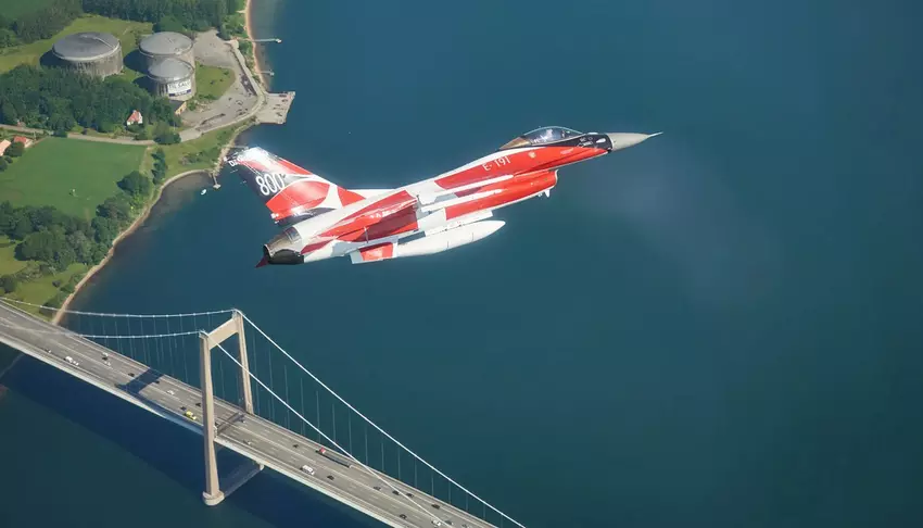 Het Amerikaanse F-16 Fighting Falcon-gevechtsvliegtuig was al in Oekraïne en landde met succes op het vliegveld.