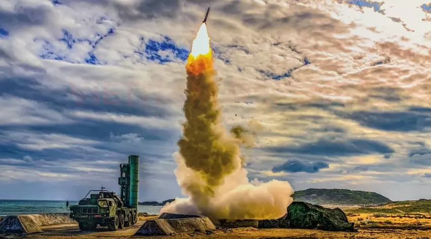 Vietnam heeft voor het eerst in 20 jaar het S-300PMU-1 luchtverdedigingsraketsysteem gelanceerd, dat doelen binnen een straal van 150 km op een hoogte van maximaal 25 km kan neerschieten.