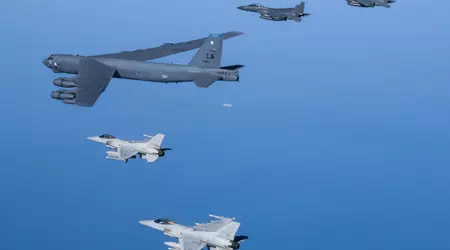 Amerikaanse B-52 Stratofortress bommenwerper met nucleair vermogen landt voor het eerst in 30 jaar in de Republiek Korea