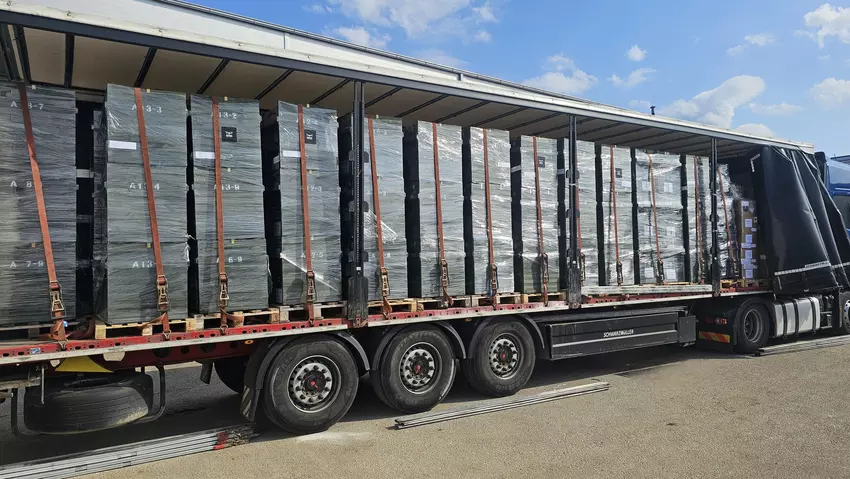 Een vrachtwagen met drones voor Oekraïne