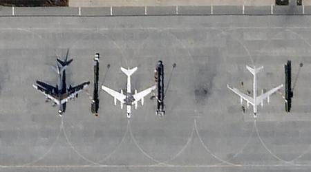 Russen hebben nucleair-kapabele Tu-95MS bommenwerpers opgesteld op vliegbasis Engels om strategische vliegtuigen te beschermen tegen Oekraïense drones