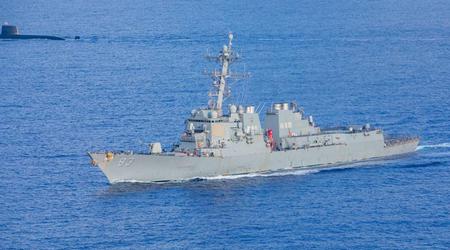 De Amerikaanse Arleigh Burke-klasse geleide raket destroyer USS Howard liep onverwacht aan de grond toen hij Bali naderde.