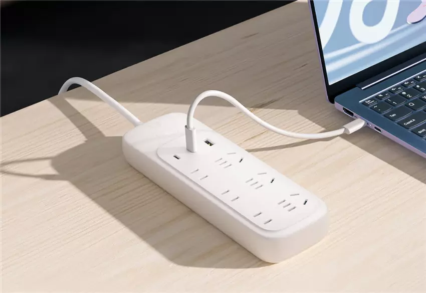 Lenovo lanceert 65-watt overspanningsbeveiliging met 6 stopcontacten en 3 USB-poorten voor $23