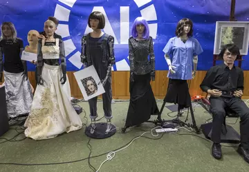 AI-robots spreken op de persconferentie van ...