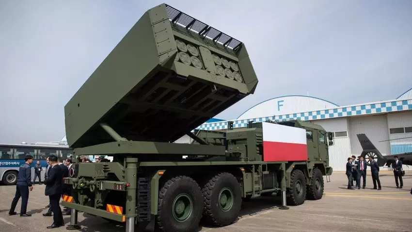 Polen toont voor het eerst Zuid-Koreaanse K239 Chunmoo raketsystemen op Pools Jelcz 8x8 chassis