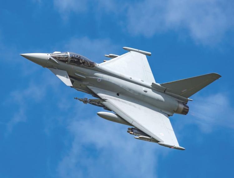 Britse Typhoon-gevechtsvliegtuigen onderscheppen Russische vliegtuigen boven ...