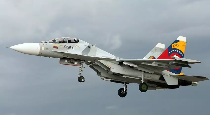 Een 40 miljoen dollar kostend Russisch Su-30MK2B gevechtsvliegtuig stortte neer in Venezuela na een botsing met een zwerm vogels.