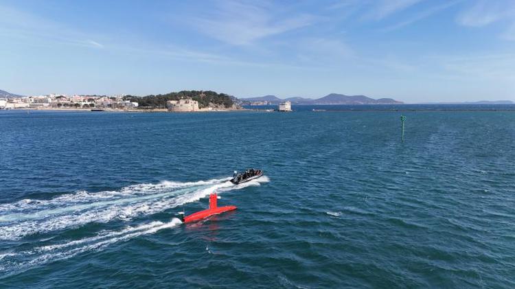 Franse marine wil amfibisch helikopterdekschip combineren ...