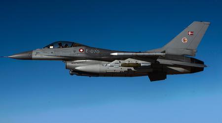 Unieke beelden: Volodymyr Zelensky liet zien hoe Oekraïense piloten een trainingsprogramma ondergaan om F-16 Fighting Falcon gevechtsvliegtuigen te bedienen in Denemarken