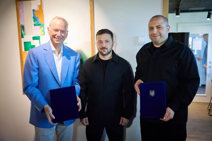 President van Oekraïne Volodymyr Zelenskyy, Minister van Defensie van Oekraïne Rustem Umerov en CEO van Swift Beat, LLC Eric Schmidt