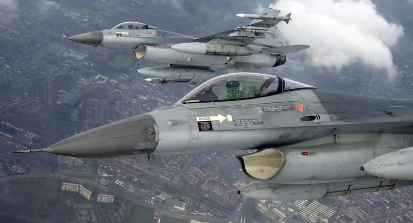 Nieuwe foto's van F-16 in de lucht: Oekraïne ontvangt gevechtsvliegtuigen met AIM-120C AMRAAM-raketten