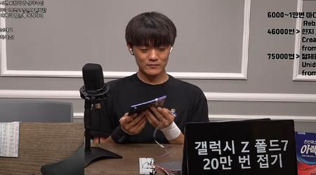 Wie breekt als eerste? Koreaanse blogger test live de sterkte van de Galaxy Z Fold 7 opvouwbare smartphone