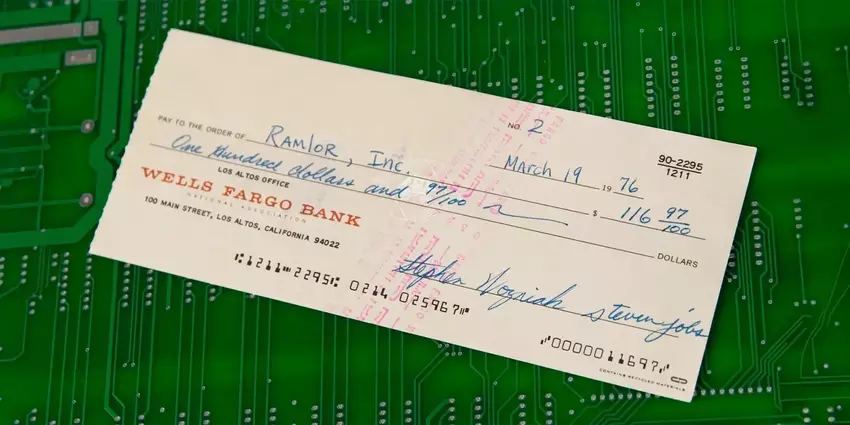 Een Apple cheque uit 1976, ondertekend door Jobs en Wozniak, is op een veiling verkocht voor $ 135.000