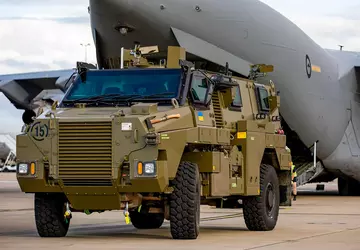Australië draagt een nieuwe lading Bushmaster-pantservoertuigen ...