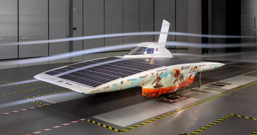 Studenten uit Nederland hebben een "zonneauto" gemaakt die kan worden aangedreven door windenergie