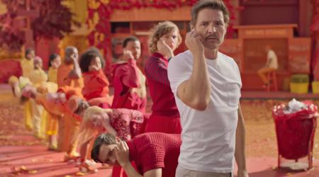 Acteur Pedro Pascal schittert in de nieuwe AirPods 4-reclame van Apple