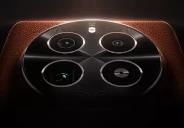 Groot rond camera-uitsteeksel en leren achterpaneel: ...