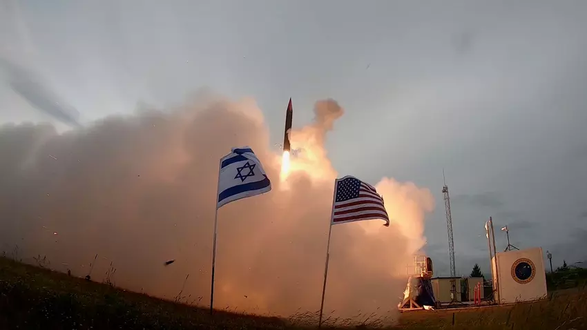 Israël heeft officieel de allereerste onderschepping van een raket met het Arrow-3 extra-atmosferische raketafweersysteem aangekondigd.