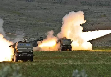 HIMARS vernietigde twee Russische BM-21 Grad ...