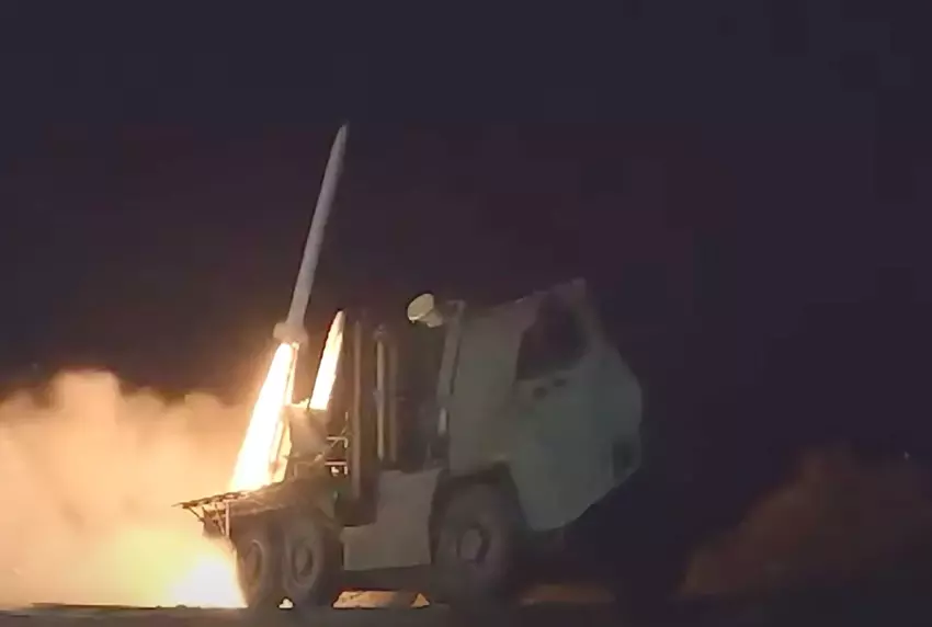 Het Raven-luchtverdedigingssysteem lanceert een ASRAAM-raket om een luchtbedreiging tijdens operaties aan de voorste linie af te intercepten