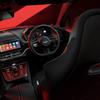 De Aston Martin DBX S - op de weg