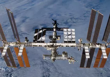 Brokstukken van het internationale ruimtestation vallen ...