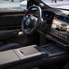 Zeekr 7X crossover tegen de achtergrond van stedelijke architectuur