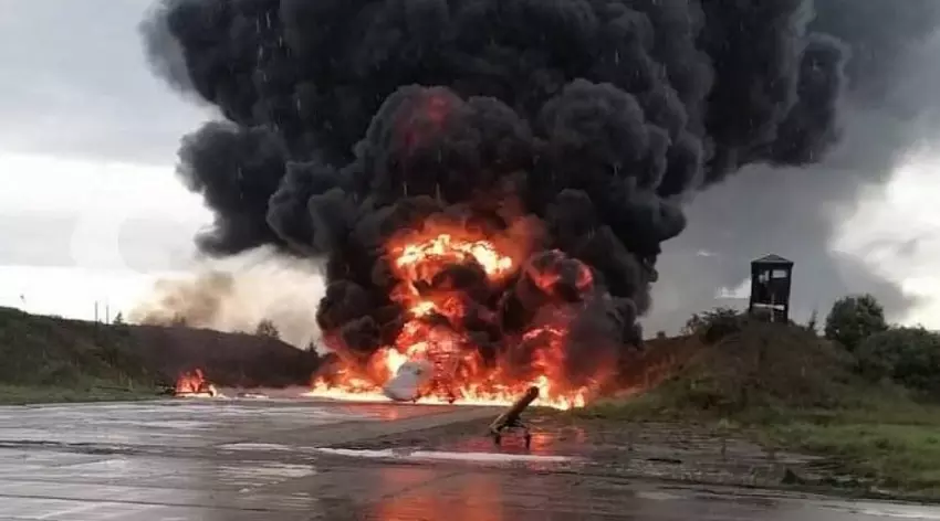 Een onbekende kamikaze drone vernietigde een Tu-22M3 strategische bommenwerper op een vliegveld in rusland.